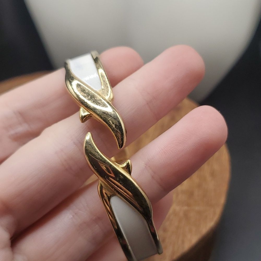 14k hinge white eggshell bracelet B2838