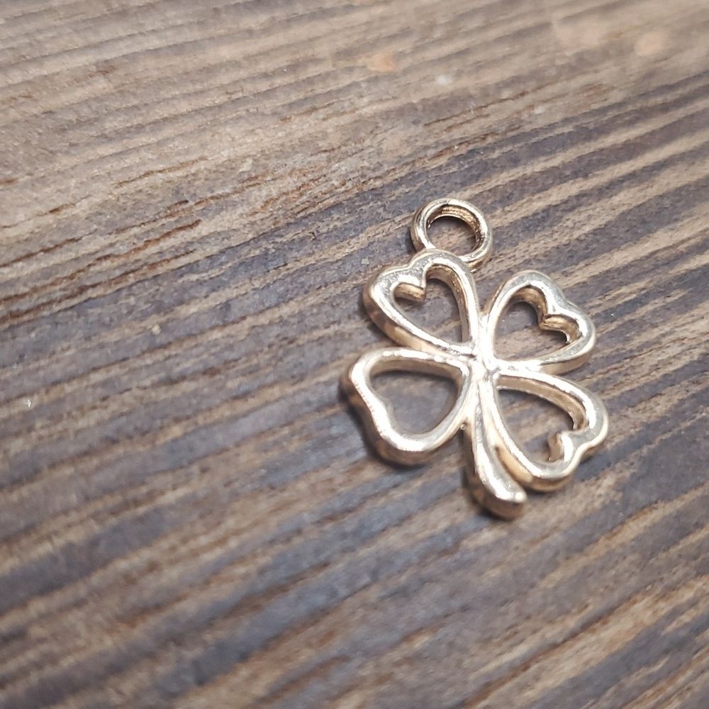 14k shamrock charm pendant P107