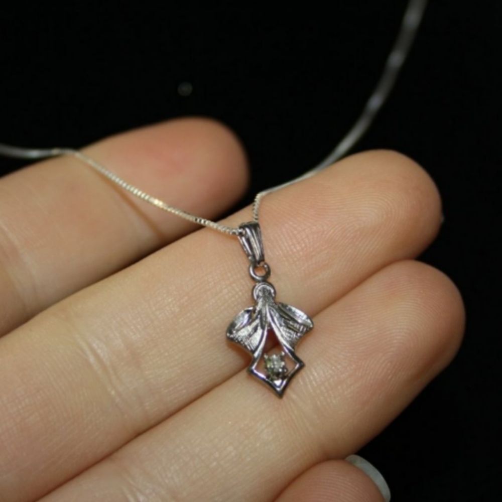 ❤️Natural diamond clear in sterling setting and sterling chain necklace