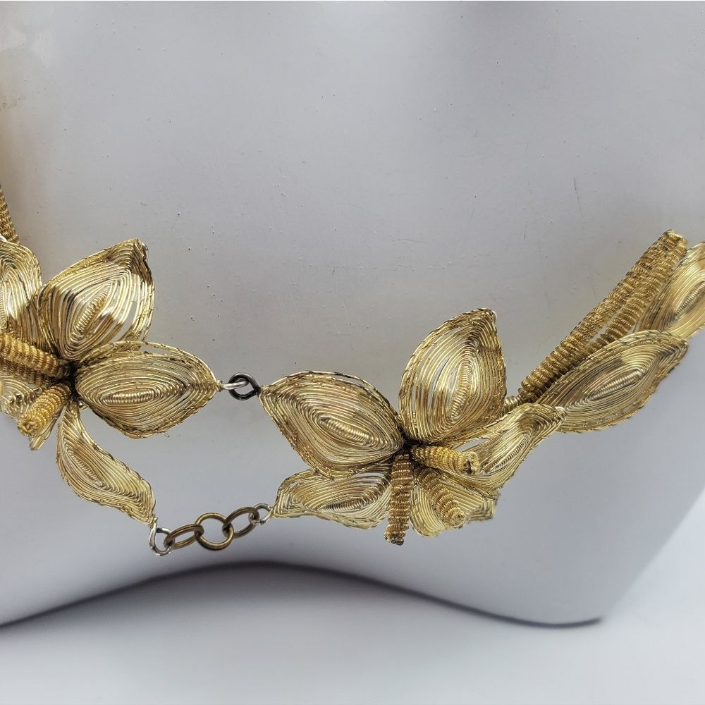 1000 wire lace gold tone flower necklace N1418