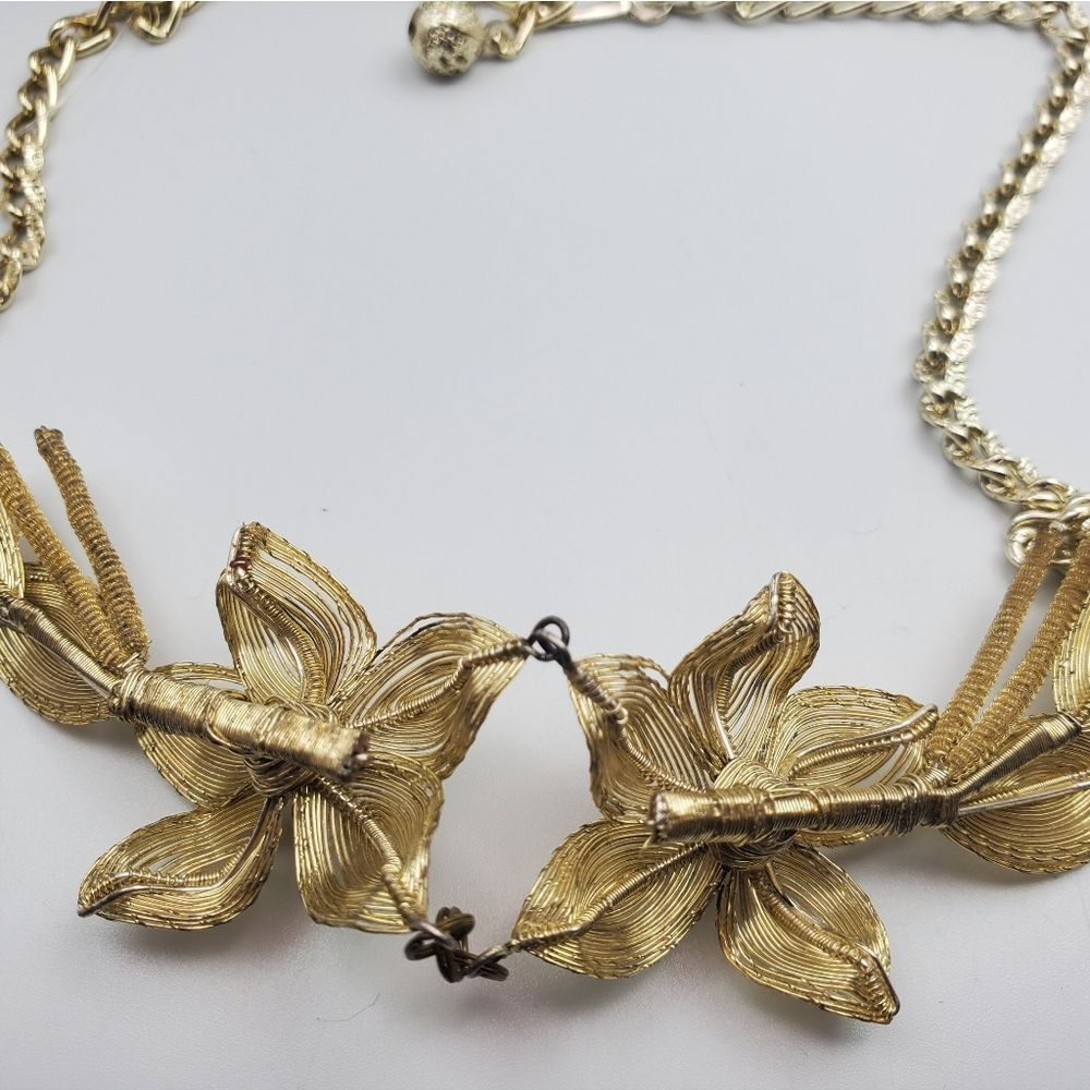 1000 wire lace gold tone flower necklace N1418