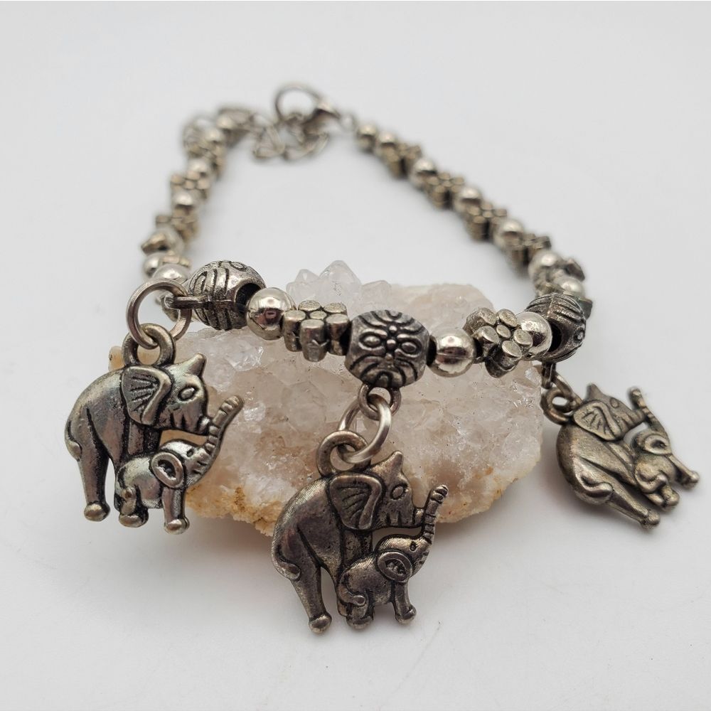 Silver brushed mama and baby elephant charm bracelet B1428