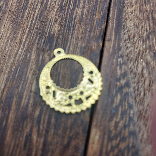 Wreath gold‎ tone openwork pendant
